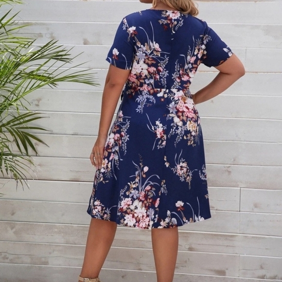Plus size floral print dress - Picture 3 of 4